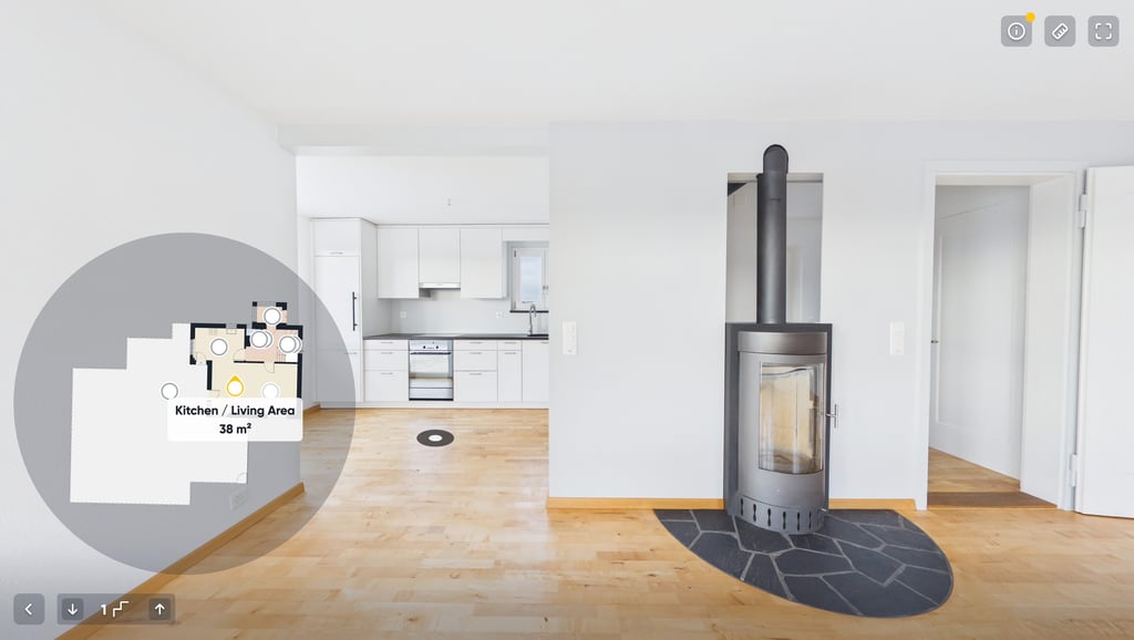 Heller Wohnraum mit Küche und Kamin sowie digitalem Grundriss-Overlay zur Immobilienvisualisierung.