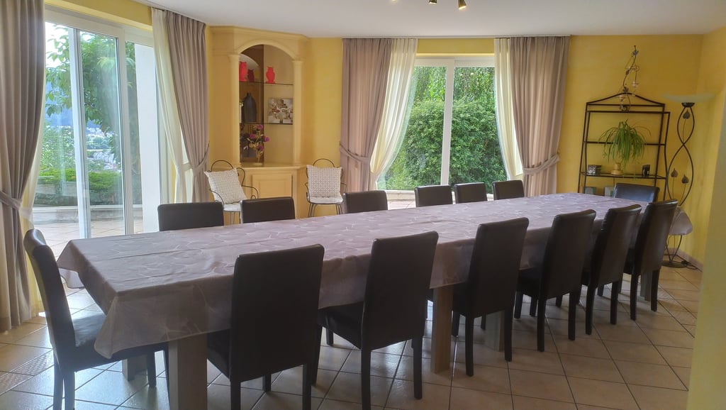 Table de salle à manger avec chaises