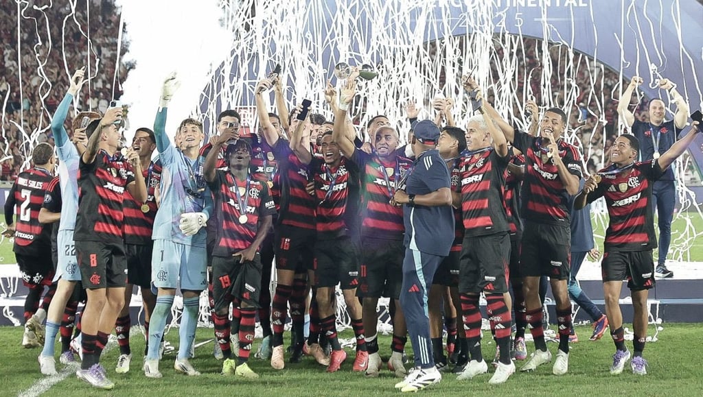 Flamengo sub-20, bicampeão mundial.