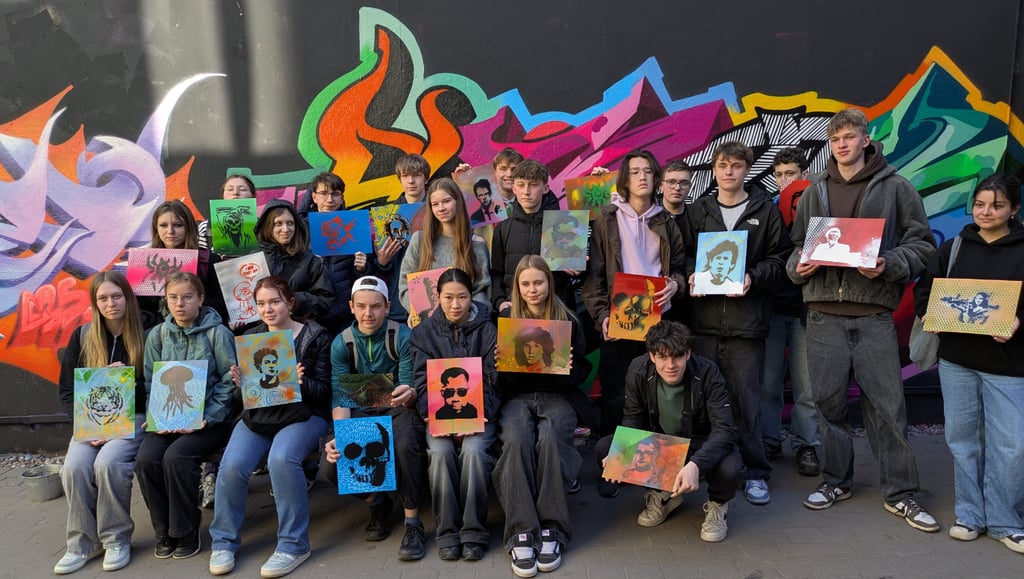 Student graffiti workshop Hamburg group with artworks / Schüler Graffiti Workshop Hamburg Gruppe mit fertigen Kunstwerken