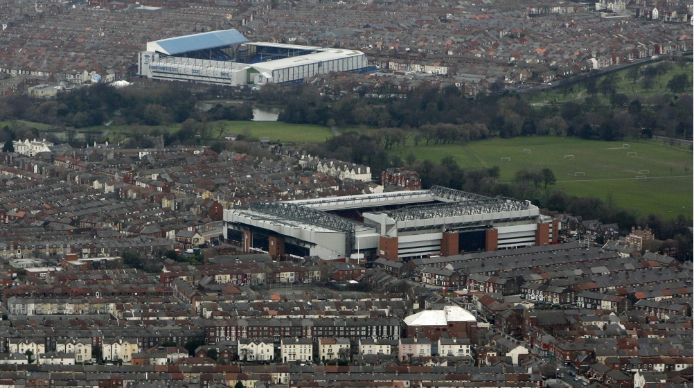 Luftaufnahme von Anfield und Goodison Park – den Heimstätten von Liverpool FC und Everton FC, nur wenige hundert Meter vonein