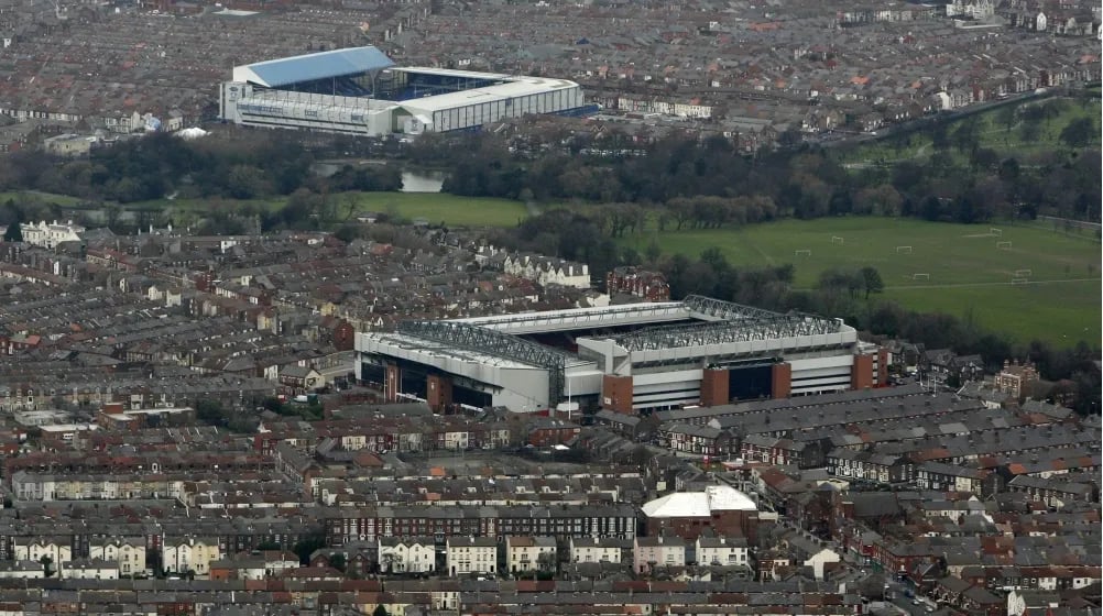 Anfield und Goodison Park, die beiden Fußballstadien in Liverpool, aus der Luft gesehen.