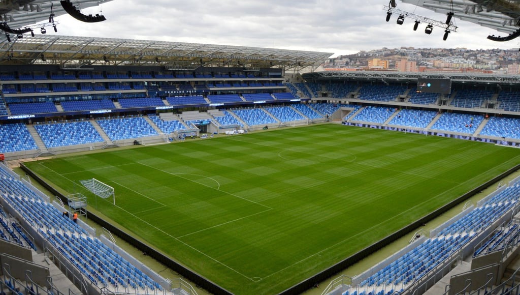 Das Tehelné pole Stadion in Bratislava – dort, wo Slovan-Fans singen, Pyro zündet und Bierbecher fliegen.