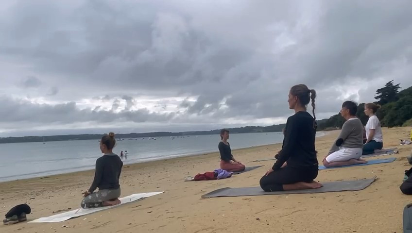 Séance de Yoga sur la plage Baie de Morlaix