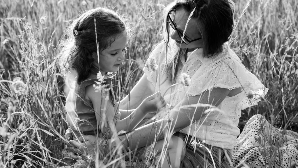 mamma e figlia sull'erba, foto di famiglia