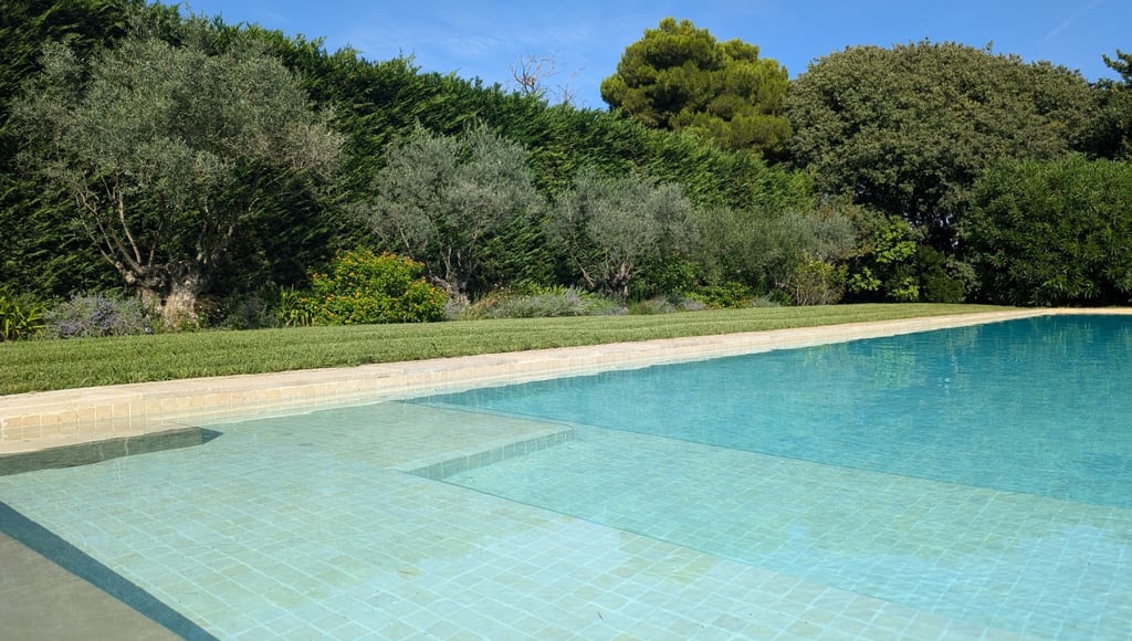 Entretien hebdomadaire chez l'un de nos particuliers situé à Antibes dans les alpes maritimes 06.