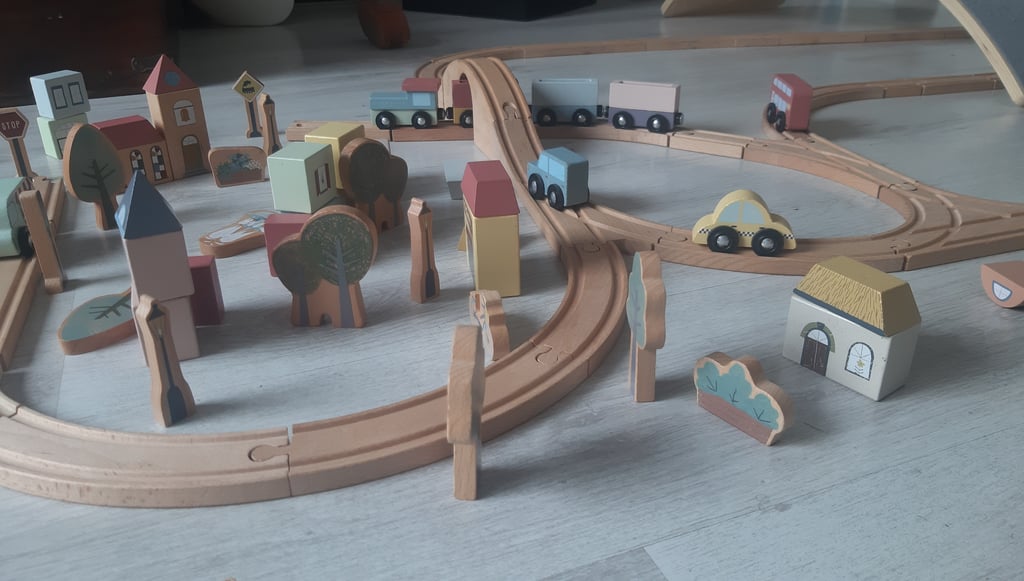 a train set up in a toy train houten treinbaan met bomen en lantaarnpaal