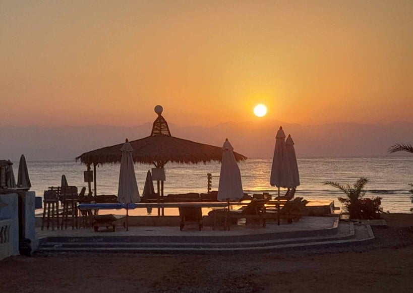 Soloppgangsutsikt fra bassenget med havutsikt i Egypt