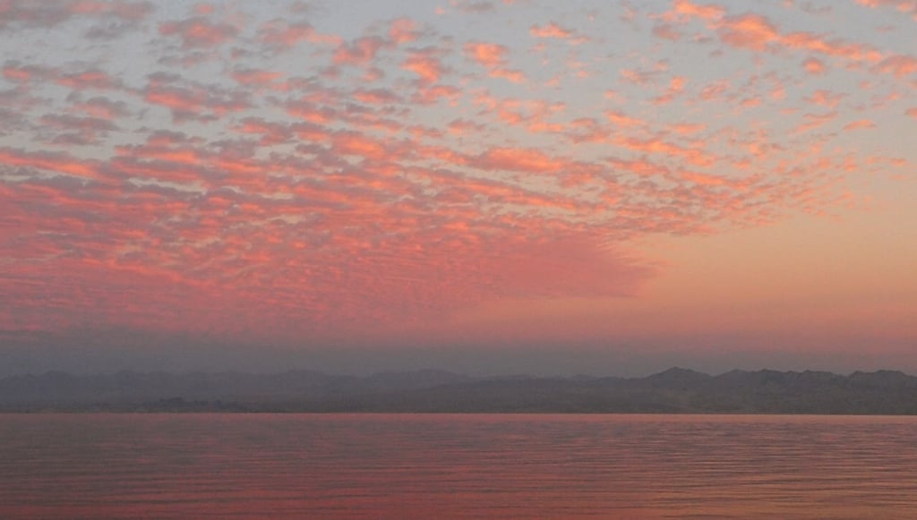 Romantisk solnedgang havutsikt fra stranden i Egypt