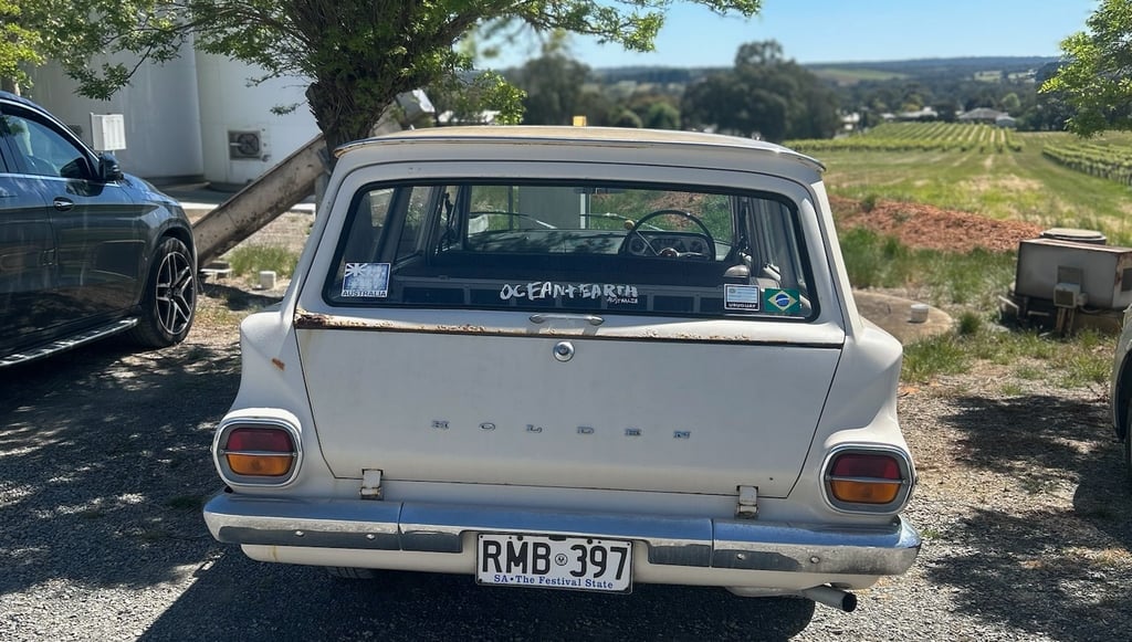 Automovil Holden, australiano como el viñedo de shiraz del fondo.