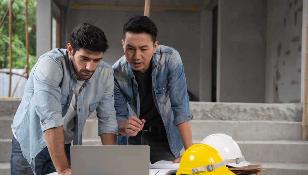 Kierownik budowy omawia plan działania i front robót z pracownikiem