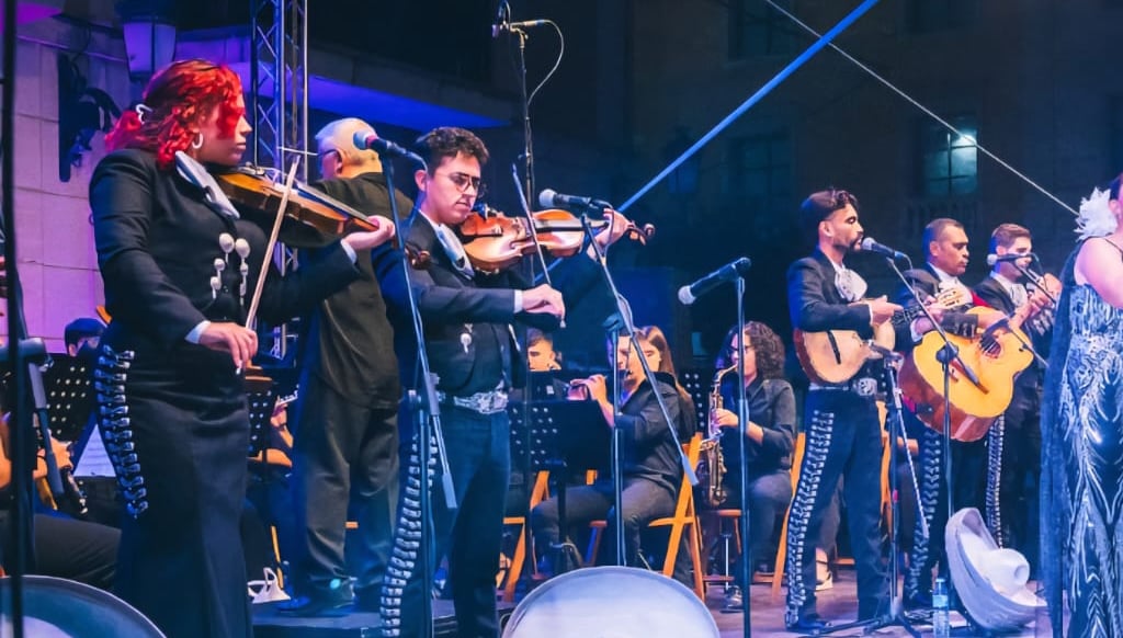 Mariachi tocando serenata nocturna en Madrid