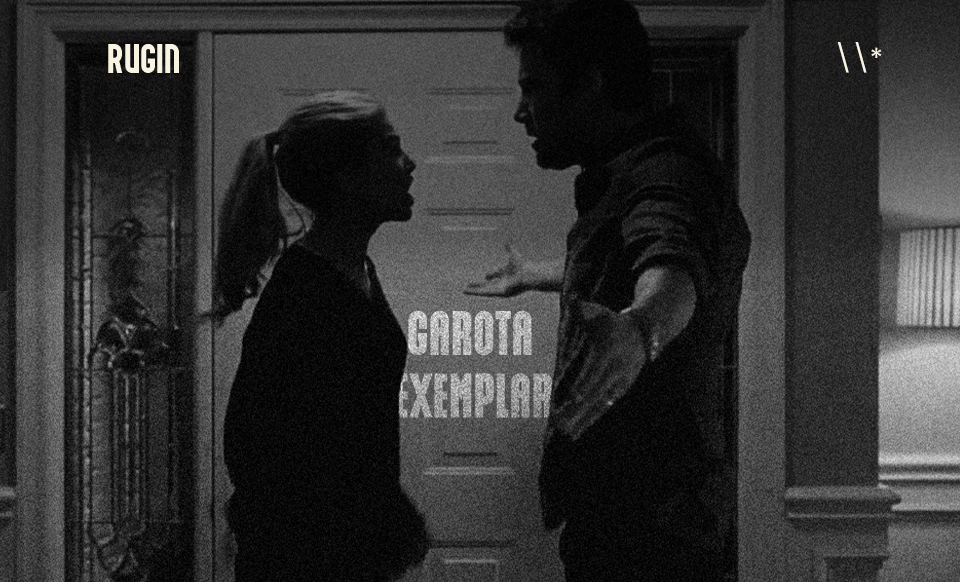 Cena do Filme Garota Exemplar, Discussão entre casal, imagem preta granulada.