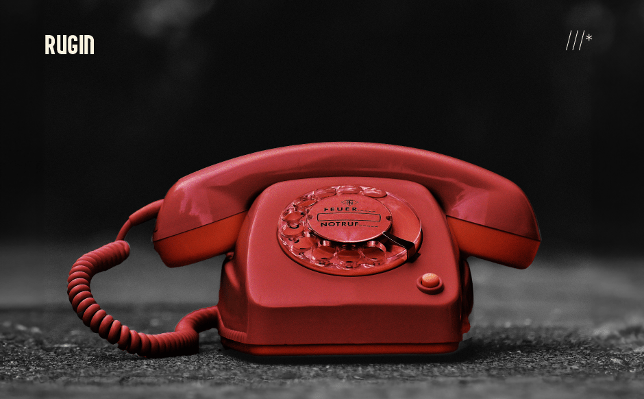 Telefone Antigo de Discagem em Vermelho em um fundo cinza com preto.