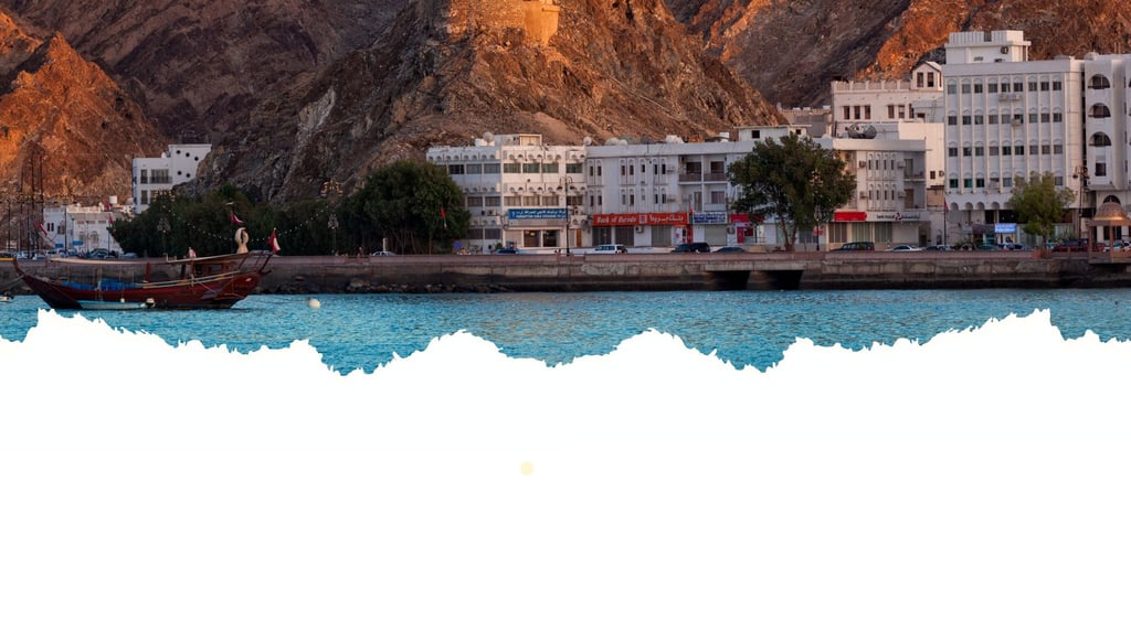 Passeio de barco em Muscat com vista para o Corniche, revelando a orla elegante.