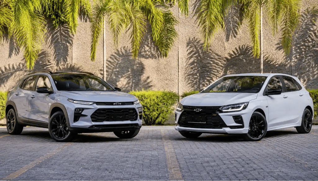 Chevrolet Sonic 2026 e Onix posicionados frente a frente