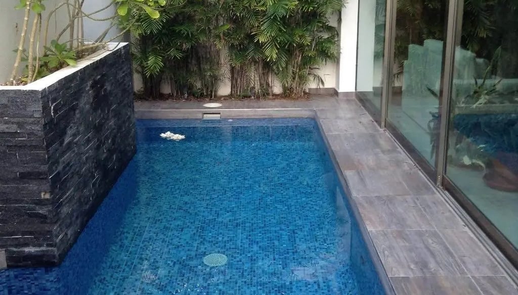 1.	Kolam Renang Minimalis Modern – "Desain kolam renang minimalis yang modern dan elegan, karya Daya