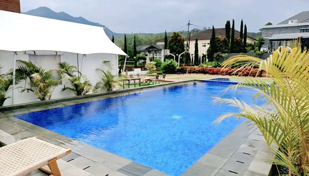 Kolam renang infinity dengan pemandangan Alam yang menakjubkan.