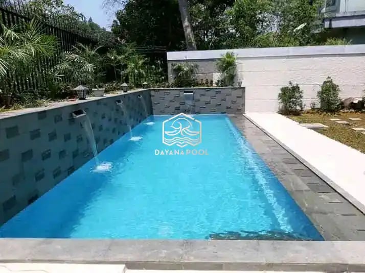 Kolam renang minimalis dengan desain industrial