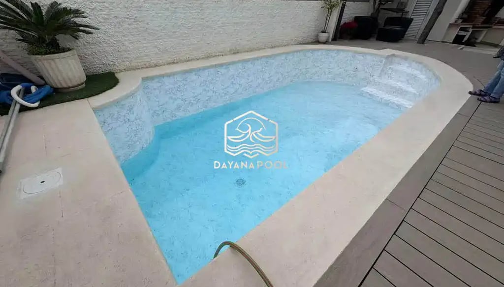 Kolam renang kecil yang pas dengan rumah bergaya minimalis di tengah kota.