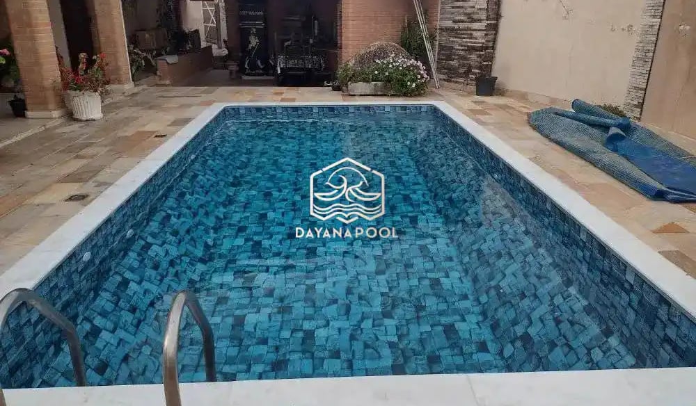 Kolam renang kecil yang pas dengan rumah bergaya minimalis di tengah kota.