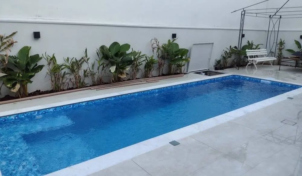 Kolam renang kecil yang pas dengan rumah bergaya minimalis di tengah kota.