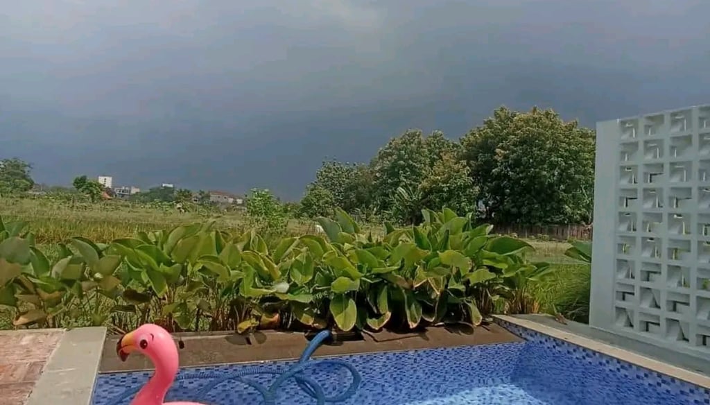 Kolam renang outdoor DayanaPool yang mewah dan terawat, meningkatkan nilai properti.