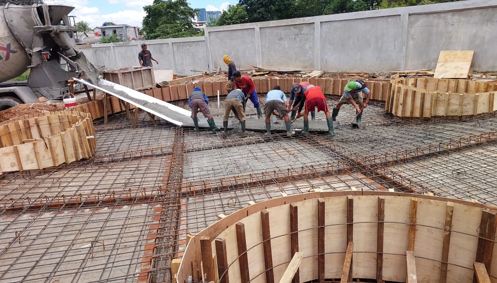 Proses pembuatan kolam renang oleh kontraktor dayanapool
