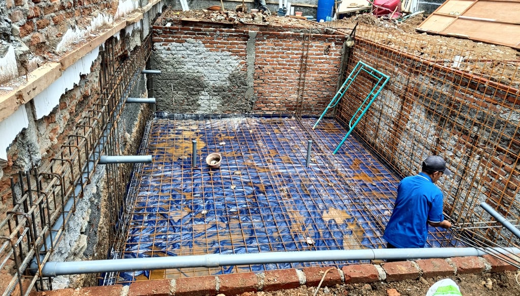 Pembuatan Kolam Renang tahap Pembesian
