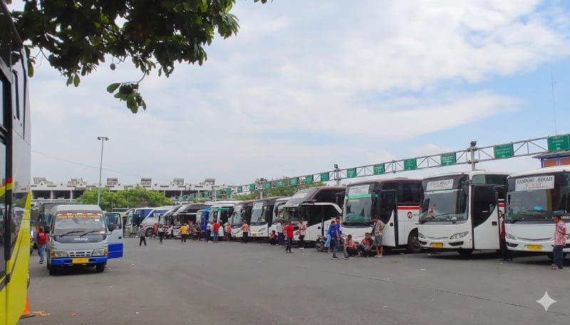 suasana terminal bus transportasi ke pangalengan dari jakarta