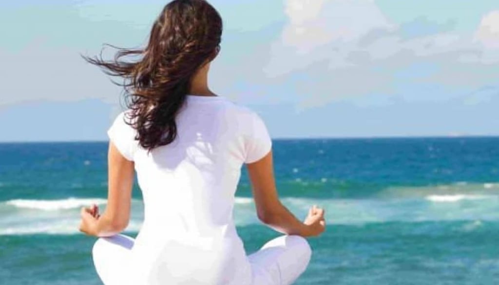 femme meditation face à la mer