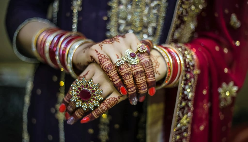 Imagem mostrando as mãos de uma indiana, com pinturas de henna