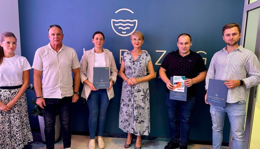 Zdjęcie przedstawicieli MB Digital Marketing z przedstawicielami Kołobrzeskiej Karty Mieszkańca