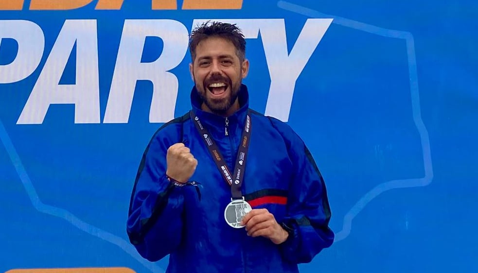 Chico alegrandose tras comeptir una media maraton en valencia