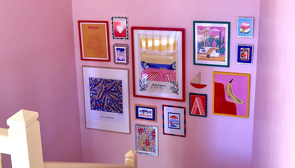 mur de cadres colorés @yourhappyplace_deco