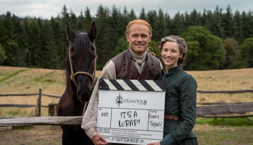 Jamie y Claire en el final del rodaje de Outlander temporada 8 con claqueta