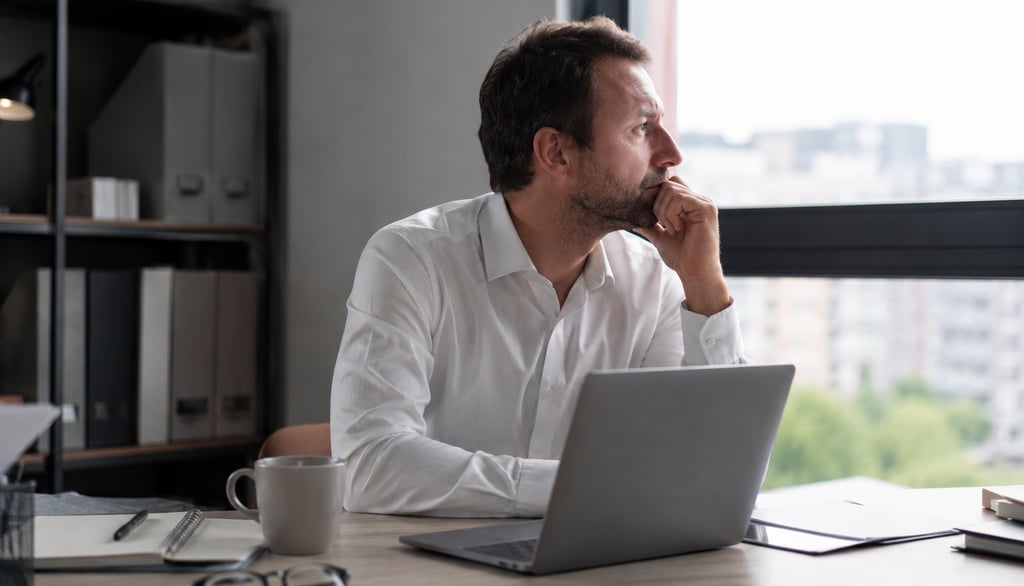 Professionnel en réflexion sur une reconversion professionnelle