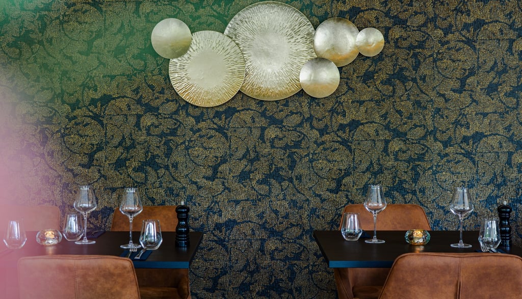 Elegantes Fine-Dining-Restaurant mit goldenen Wandakzenten und Ledersitzen.