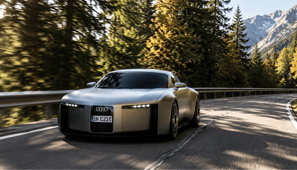 Novo esportivo elétrico da Audi rodando em estrada de montanha cercada por floresta.