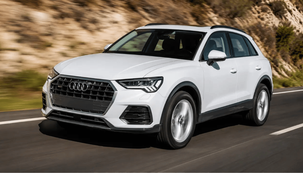 Audi Q3 branco em movimento na estrada com visual esportivo e acabamento premium