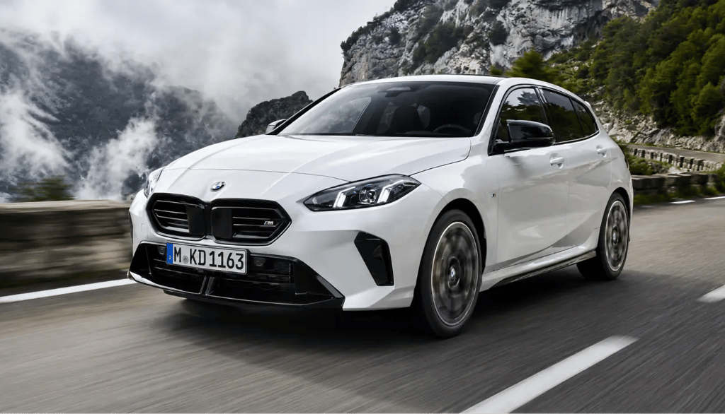 BMW hatch branco em estrada montanhosa com visual esportivo e proposta elétrica