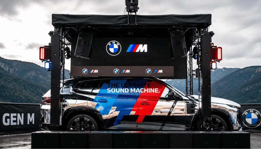 BMW XM Soundmachine transformado em palco móvel de DJ durante evento automotivo