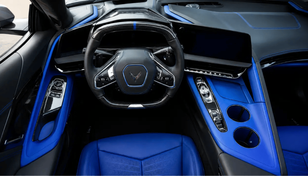 Cabine do Corvette 2026 com painel digital e interior esportivo azul e preto