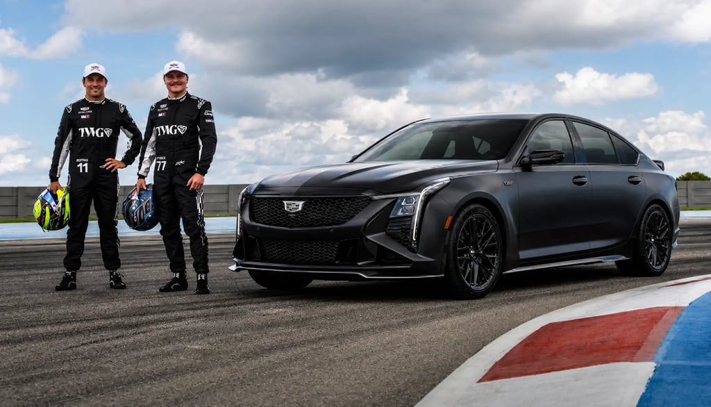 Cadillac CT5-V Blackwing F1 com motor V8 de 685 cv ao lado de pilotos na pista