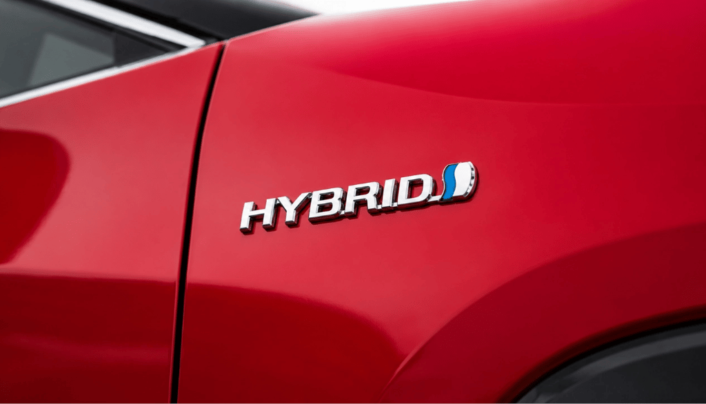 Detalhe do emblema Hybrid em carro vermelho híbrido
