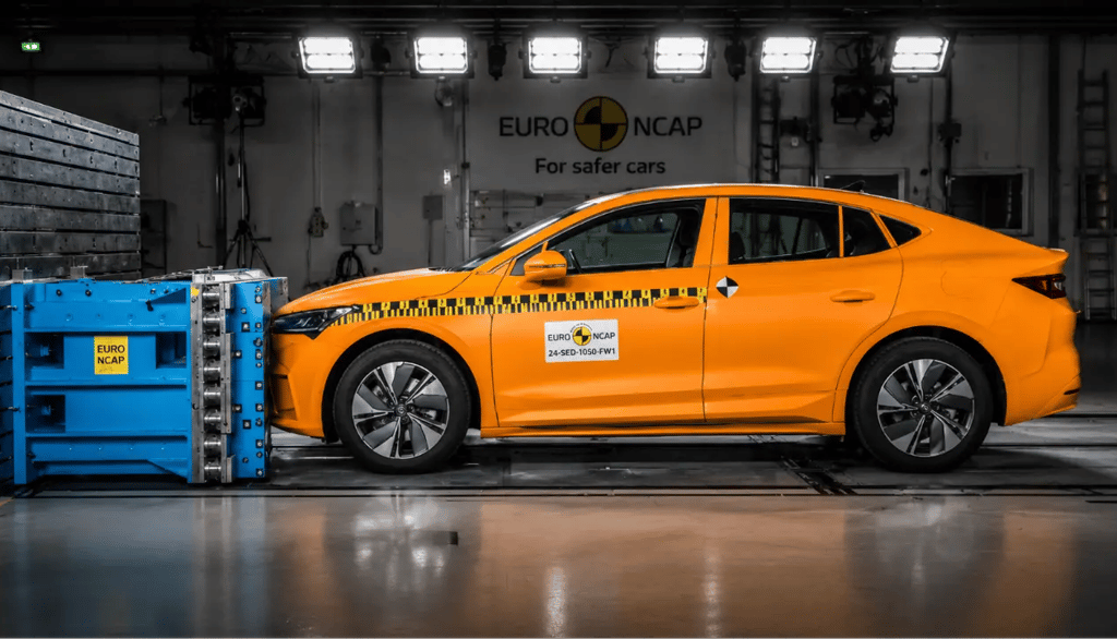 Carro em teste de colisão destaca cortes de segurança em modelos mais baratos.