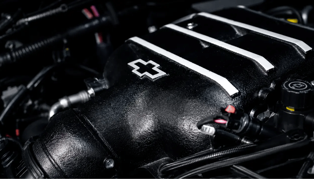 Novo motor V8 da Chevrolet em close revelado em teaser da futura Silverado esportiva