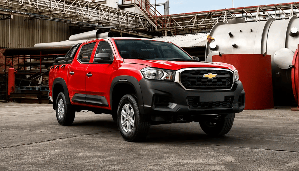 Chevrolet S10 Max picape chinesa em área industrial mostrando design robusto