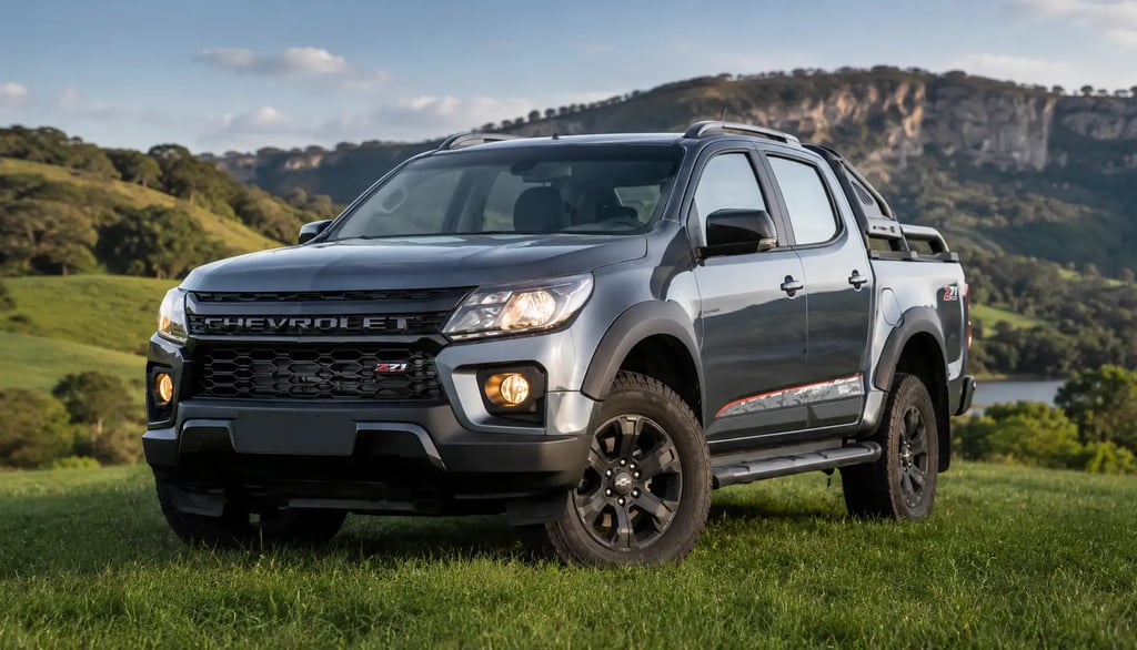 Chevrolet S10 Z71 2023 em área verde com montanhas ao fundo