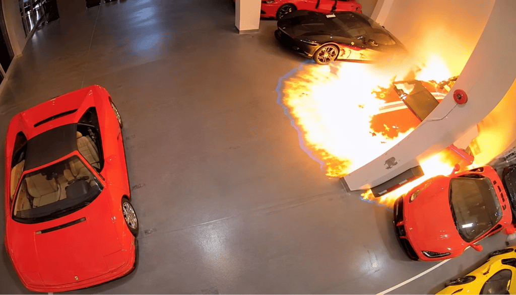 Momento em que Ferrari pega fogo e explode dentro de concessionária oficial no Canadá